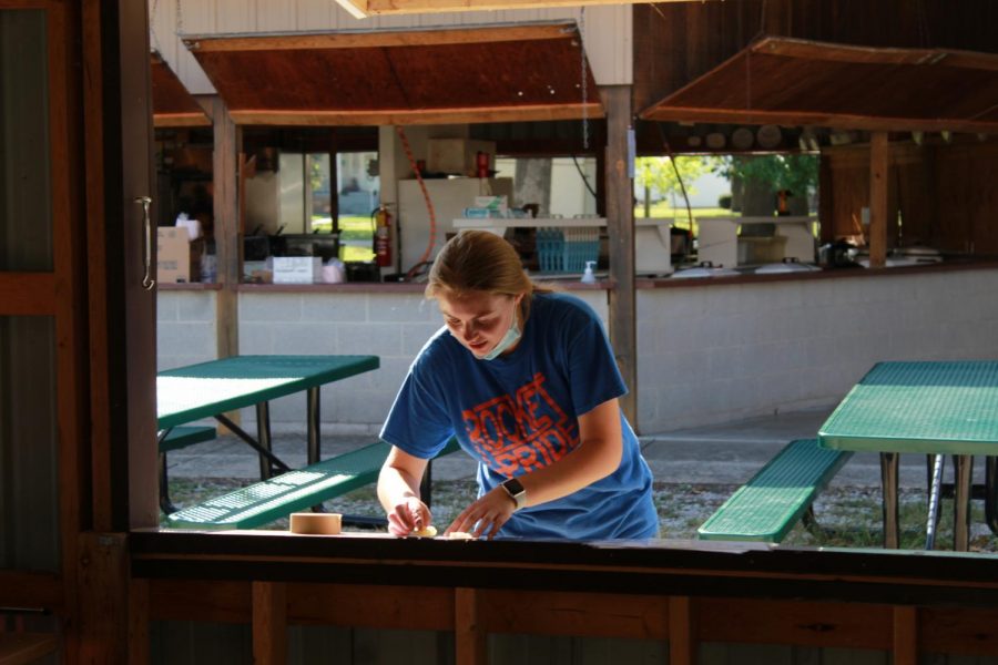 Alyssa Gavin readies the outside of the pie stand for customers.